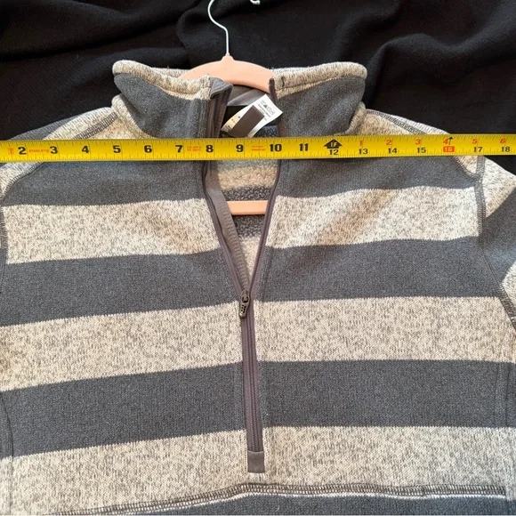 Patagonia Zip-Up 1/2 zip in dark Gray and light grey Stripes kangaroo pocket - Picture 7 of 16